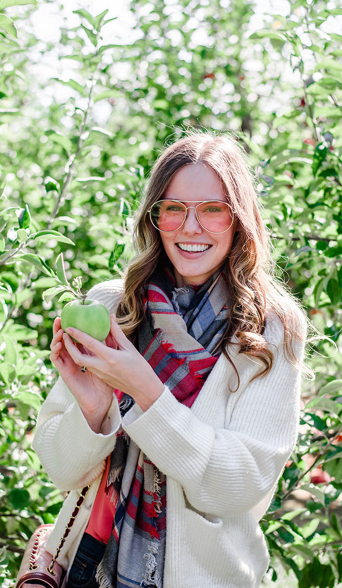 Alyssa Campanella of The A List blog goes apple picking in New Jersey with her sister